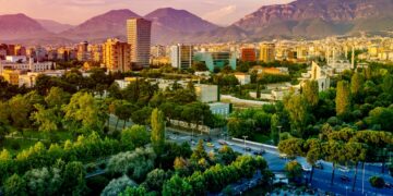 Raporti i vjeshtës nga Komisioni Europian: Ekonomia shqiptare do të ngadalësohet në 2025 nga pasojat e emigracionit, më pak dhe turistë