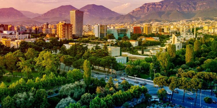 Raporti i vjeshtës nga Komisioni Europian: Ekonomia shqiptare do të ngadalësohet në 2025 nga pasojat e emigracionit, më pak dhe turistë