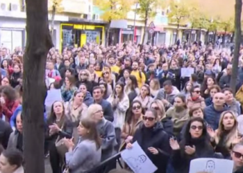 Vrasja e 14-vjeçarit, prindër e nxënës protestojnë para Ministrisë së Arsimit