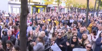 Vrasja e 14-vjeçarit, prindër e nxënës protestojnë para Ministrisë së Arsimit