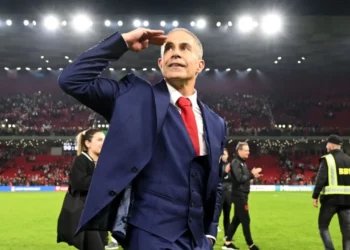 E bujshme nga Spanja/ Sylvinho pranë largimit nga Shqipëria? Tekniku brazilian mund të drejtojë Leo Messin te…