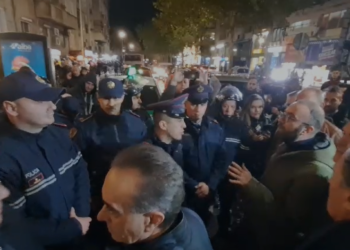 Opozita në protestë, deputetët përplasen me policinë/ Hidhet ujë për të shpërndarë turmën