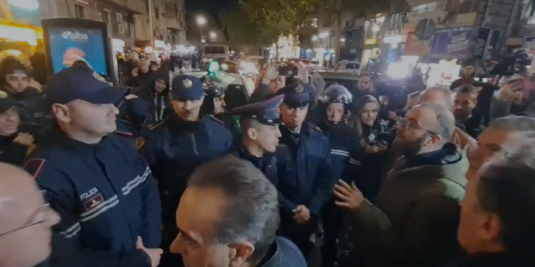 Opozita në protestë, deputetët përplasen me policinë/ Hidhet ujë për të shpërndarë turmën