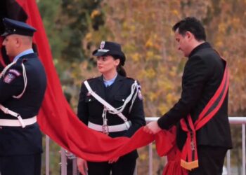 Flamuri Kuqezi dhe tullumbacet pushtojnë qiellin e Tiranës në Ditën e Pavarësisë