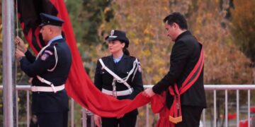 Flamuri Kuqezi dhe tullumbacet pushtojnë qiellin e Tiranës në Ditën e Pavarësisë