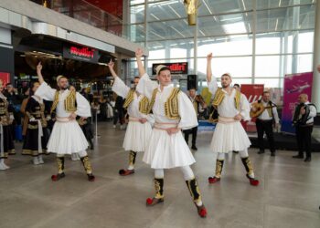 Sot, aeroporti i Rinasit është ai që ka çmimet më të ulëta në rajon. Dhe konfirmimi më i mirë është tek gjeografia. Deri dje shqiptarët shkonin në Mal të Zi, Shkup apo Athinë për të fluturuar. Tani fluksi i pasagjerëve rrjedh në kahun e kundërt. Sot malazezët dhe maqedonasit që dynden me turma për të fluturuar në Rinas.