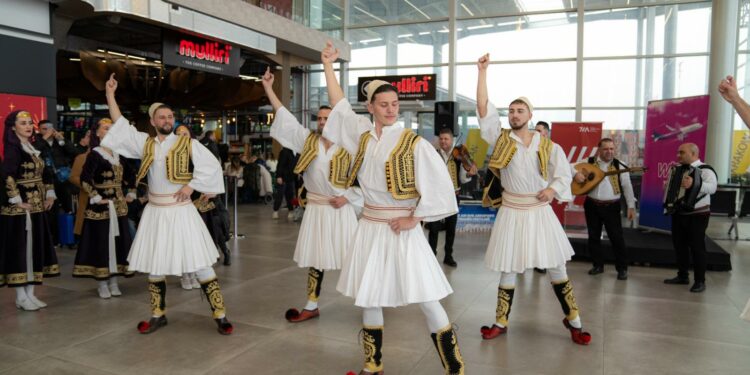 Sot, aeroporti i Rinasit është ai që ka çmimet më të ulëta në rajon. Dhe konfirmimi më i mirë është tek gjeografia. Deri dje shqiptarët shkonin në Mal të Zi, Shkup apo Athinë për të fluturuar. Tani fluksi i pasagjerëve rrjedh në kahun e kundërt. Sot malazezët dhe maqedonasit që dynden me turma për të fluturuar në Rinas.