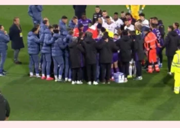 Frikë e panik pasi mesfushori i Fiorentinës u shemb pa ndjenja në fushë, shtyhet ndeshja me Interin