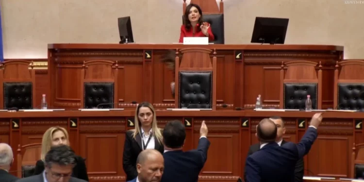 Deputetja fyen Braçen, PS ‘braktis’ sallën e Kuvendit 