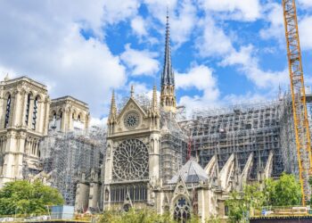 Për herë të parë që kur flakët e shkatërruan në 2019, Notre Dame hap dyert për besimtarët 