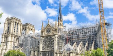 Për herë të parë që kur flakët e shkatërruan në 2019, Notre Dame hap dyert për besimtarët