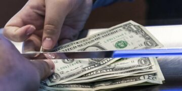 Rekord i ri dërgesash nga emigrantët/ Përgjatë nëntë muajve, në vend erdhën rreth 772 milionë euro