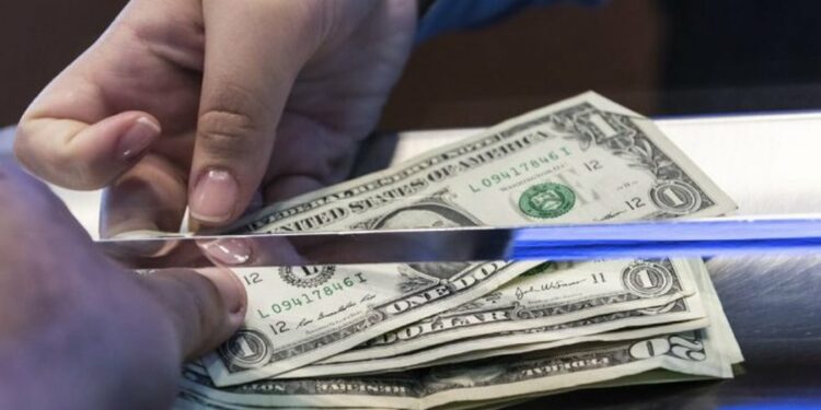 Rekord i ri dërgesash nga emigrantët/ Përgjatë nëntë muajve, në vend erdhën rreth 772 milionë euro