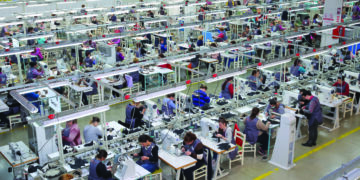 Fillon falimentimi i fasonit, indekset e punësimit dhe pagave ranë 20% në korrik-shtator