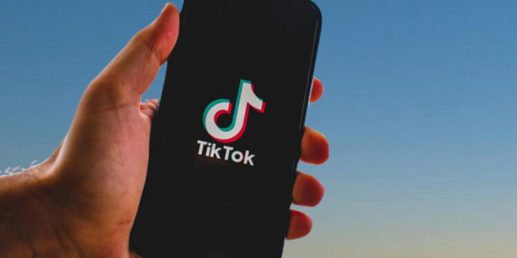 1.5 milionë përdorues të TikTok-ut, çfarë po ndjekin të rinjtë shqiptarë?