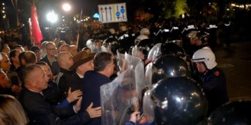 Bllokimi i rrugëve nga protesta e PD, procedohen disa deputetë dhe arrestohen 7 persona