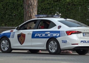 Thyen rregullat gjatë arrestimit të një 15-vjeçari, pezullohen nga detyra tre punonjës policie 