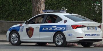 Thyen rregullat gjatë arrestimit të një 15-vjeçari, pezullohen nga detyra tre punonjës policie 