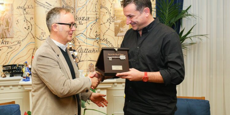 Ambasadori Italian mbyll misionin në Shqipëri / Veliaj i dhuron Çelsin e Tiranës