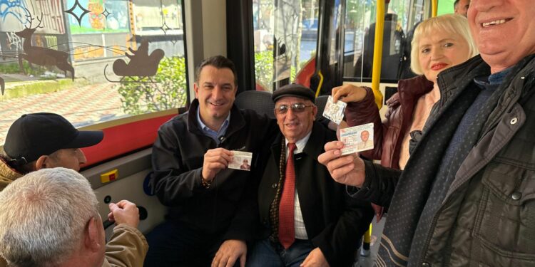 Pensionistët udhëtim me abone falas, Veliaj: Ju kursejmë gjyshërve 200 euro