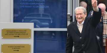 2 herë në muaj në SPAK/ GJKKO rikthen masën e sigurisë për Berishën