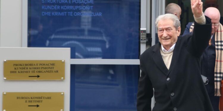 2 herë në muaj në SPAK/ GJKKO rikthen masën e sigurisë për Berishën