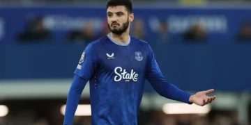 U dëmtua në ndeshjen e parë të 2025-ës, tifozët e Everton “shpërthejnë” ndaj Brojës: Kthejeni prapë te Chelsea