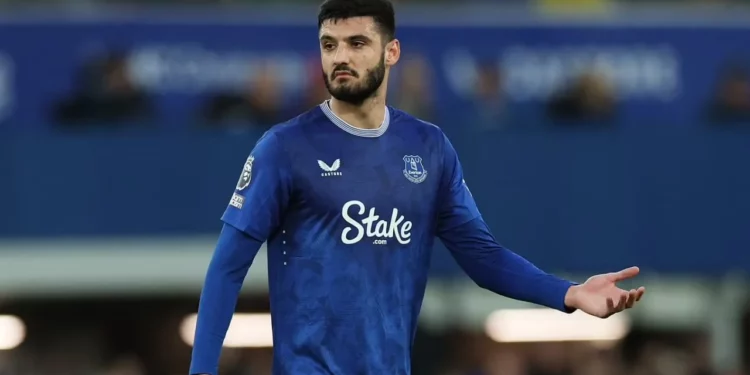 U dëmtua në ndeshjen e parë të 2025-ës, tifozët e Everton “shpërthejnë” ndaj Brojës: Kthejeni prapë te Chelsea