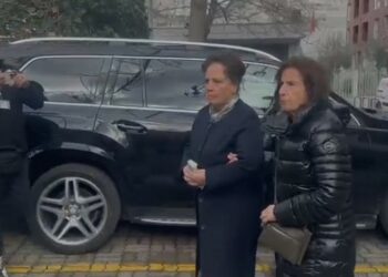 “Merren me mua, një plakë”/ Nëna e Kryemadhit merret në pyetje nga SPAK