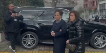 “Merren me mua, një plakë”/ Nëna e Kryemadhit merret në pyetje nga SPAK