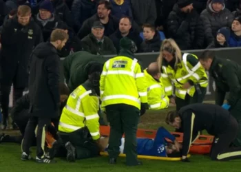 Panik për Armando Brojën! Sulmuesit shqiptar i vendosin maskë oksigjeni, largohet nga fusha mes lotësh