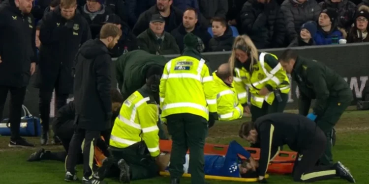 Panik për Armando Brojën! Sulmuesit shqiptar i vendosin maskë oksigjeni, largohet nga fusha mes lotësh