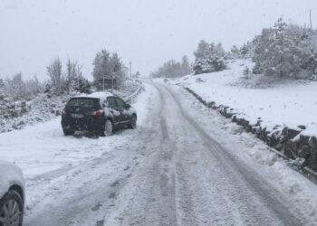 Reshjet e dëborës, temperatura të ulëta dhe rrugë të bllokuara në disa qytete