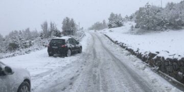 Reshjet e dëborës, temperatura të ulëta dhe rrugë të bllokuara në disa qytete