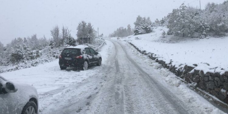 Reshjet e dëborës, temperatura të ulëta dhe rrugë të bllokuara në disa qytete