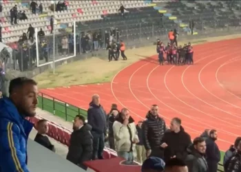 Tensione në ndeshjen Dinamo-Elbasani, policia shoqëron disa tifozë, një i plagosur