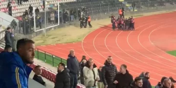 Tensione në ndeshjen Dinamo-Elbasani, policia shoqëron disa tifozë, një i plagosur