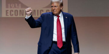 SHBA: Dita e parë e Trump në detyrë me “rekord vendimesh”/ Fjalimi i tij gjate betimit