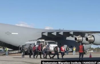 Urdhri i Trump, grupet e para të emigrantëve dëbohen nga Shtetet e Bashkuara