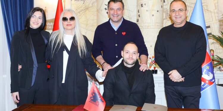 Dy fëmijët e këngëtares së njohur me origjinë shqiptare, Ana Oxa, kanë marrë nënshtetësinë shqiptare. Të shoqëruar nga nëna e tyre, Ana Oxa dhe kantautori Ardit Gjebrea, Qazim Belleno dhe Francesca Belleno u betuan sot para kryebashkiakut të Tiranës, Erion Veliaj, si shtetasit më të rinj të Republikës.