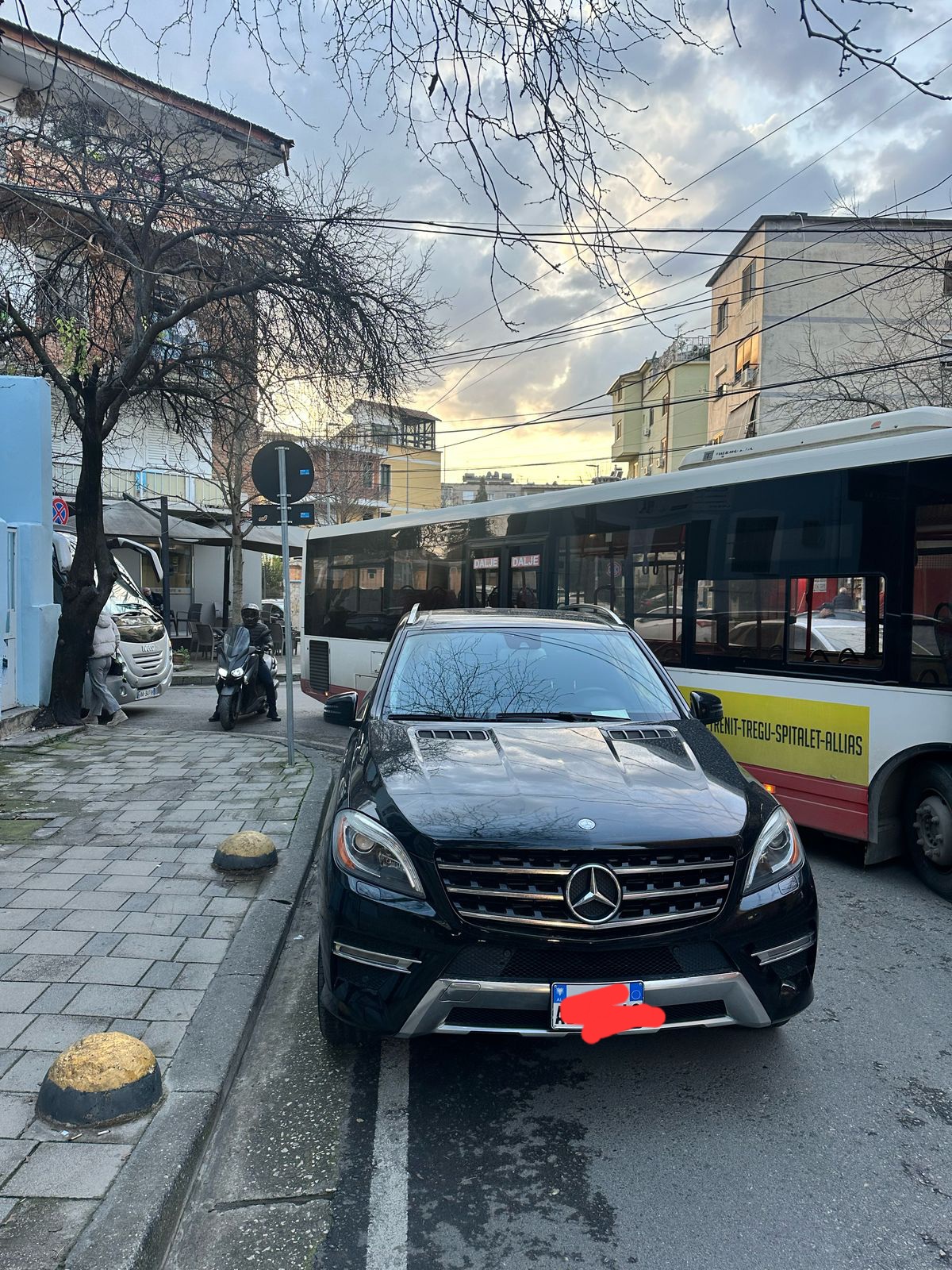 Bllokoi autobuzin, Karrotrec zbulon abuzuesit tek Lulishte 1 Maji