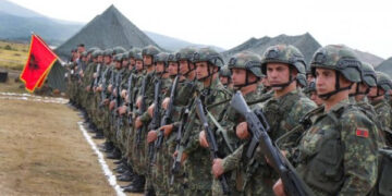 Ushtarakët, rritje page nga 13.000 në 100.000 lekë/ Kush janë kategoritë e tjera që përfitojnë