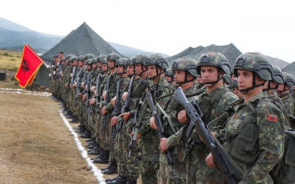 Ushtarakët, rritje page nga 13.000 në 100.000 lekë/ Kush janë kategoritë e tjera që përfitojnë