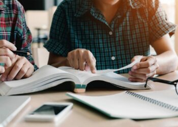 Statistikat, 47% e popullsisë shqiptare mbi 15 vjeç mezi shkruan dhe lexon