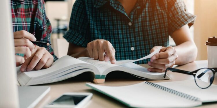 Statistikat, 47% e popullsisë shqiptare mbi 15 vjeç mezi shkruan dhe lexon