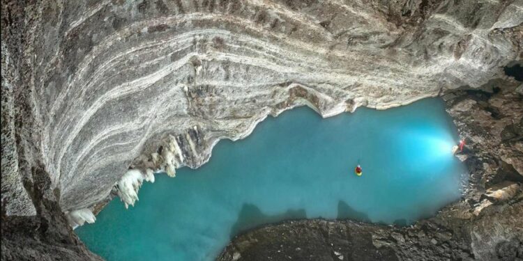 Shkencëtarët zbulojnë në Shqipëri liqenin më të madh termal nëntokësor në botë!