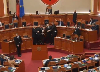 Përplasje në Kuvend/ Noka godet me shishe uji Ballën, ndërhyn Garda