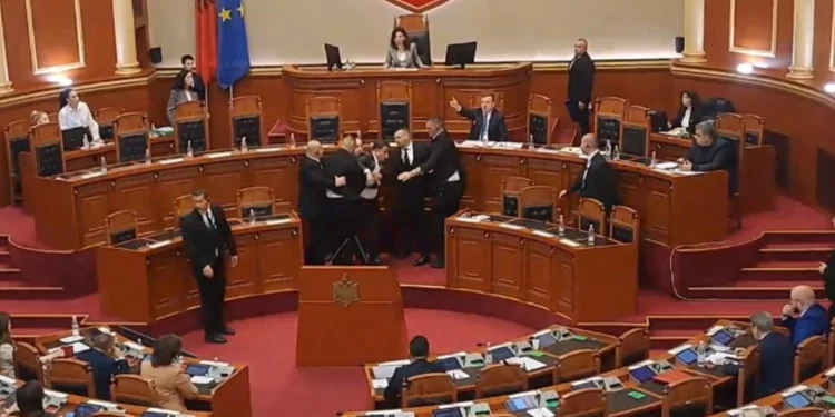 Përplasje në Kuvend/ Noka godet me shishe uji Ballën, ndërhyn Garda