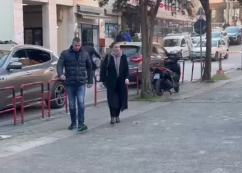 Në zbatim të masës së caktuar nga GJKKO, Ajola Xoxa paraqitet në SPAK