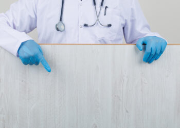 Spiralja e largimit të mjekëve, 40% duan të emigrojnë/ Çfarë po i shtyn bluzat e bardha të ikin jashtë! Pasojat në ekonominë e vendit